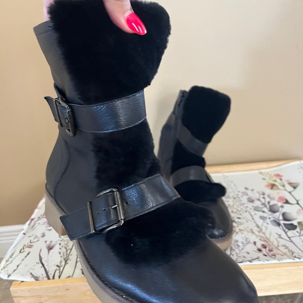 Stylish Black Leather Women's Boots - Picture 5 of 14